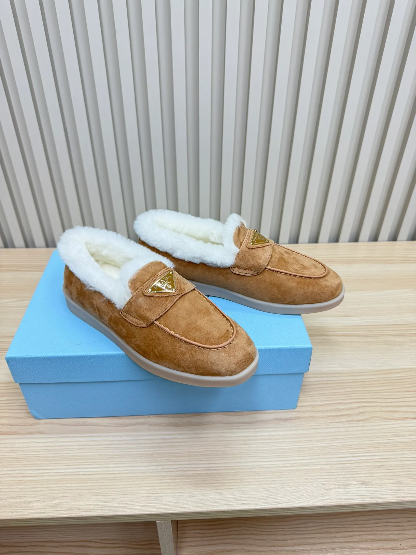 p580 Prada couple loafers｜Winter warmth and good looks at the same time online❄️👫 This is the C position of the shoe cabinet this autumn and winter! Prada's new couple's loafers are high-end yet still stylish~ ✨Imported frosted cowhide fabric, exquisite texture and high-end at first glance 🐑Australian imported sheepskin fur integrated lining, maximum warmth retention! It is also super warm to wear in winter in the north. 🔺The classic triangle logo embellishes the upper, which is simple and elegant, with perfect recognition. 💯Original TPU absorbent film outsole, non-slip, wear-resistant and durable. A must-have item for couples to go out on the street! The upper foot instantly enhances the overall outfit level, whether it is paired with a coat or a down jacket, it looks great ~ #Prada Loafers #coupleshoesrecommend #wintermusthaveshoes #luxurywear Outfit Fabric: Imported two-layer frosted cowhide Lining: Sheepskin imported from Australia One piece Outsole: Original Tpu absorbent film outsole Female size: 35~41 (customized in 41) Male size: 39~45 (customized in 45)